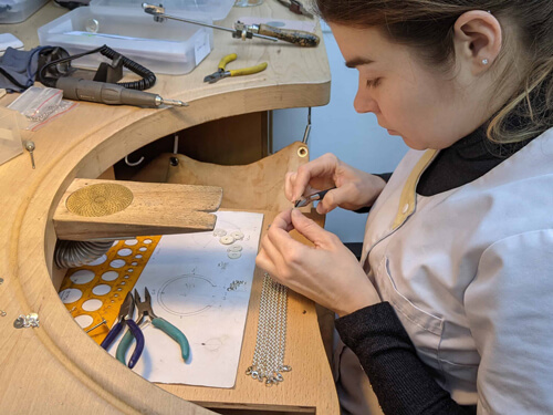 Photo d'une réparation de bracelet, réparation de bijoux lille. 